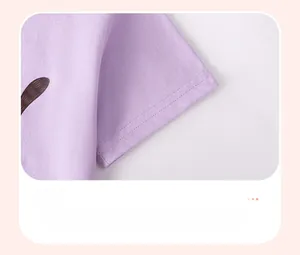 Gros plan sur les coutures soignées et le tissu en coton respirant de la manche violette