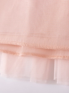 Robe en tulle rose clair pour fille avec détails de couture surjetés multicouches