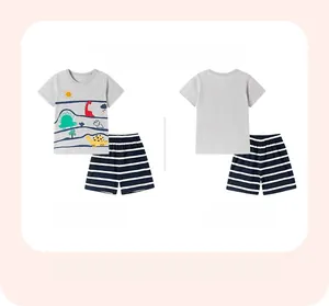 Flachbildansicht eines Jungen-Sommer-Baumwoll-T-Shirts mit Dinosaurierdruck und Shorts