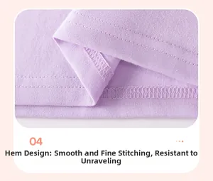 Détail de la couture lisse à double point sur l'ourlet d'un t-shirt en coton violet