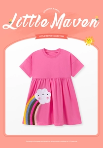 Détail de la broderie arc-en-ciel et nuage souriant sur une robe rose en coton