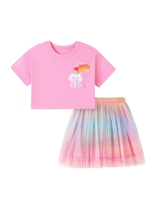 Mädchen Set mit rosa T-Shirt und Regenbogen-Tüllrock sowie Wolken-Applikation auf Weiß