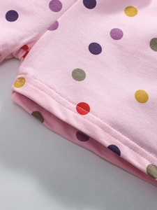 Short rose en coton pour fille avec pois colorés montrant des détails de couture précis