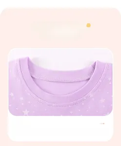 Detail des gerippten Ausschnitts am lila Baumwollkleid für Mädchen mit Sternenmuster