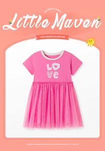 Détail de robe rose pour fille avec texte LOVE, cœur 3D et jupe en tulle vaporeuse