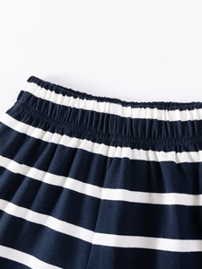 Kleinkind Sommer-Set mit gestreiften Shorts und bequemem Gummibund in Marineblau und Weiß