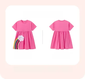 Vue avant et arrière de la robe rose en coton avec broderie arc-en-ciel