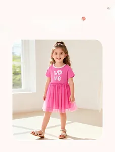 Détail de robe rose pour fille avec broderie Love et jupe en tulle à manches courtes