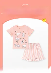 Detail eines rosa Mädchen-Sommersets aus Baumwolle mit Katzenprint und Rüschenärmeln