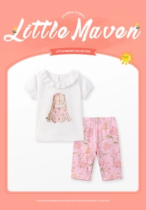 Detail von Baumwoll-Sommerset für Mädchen mit weißem Hasen-T-Shirt und Blumenhose