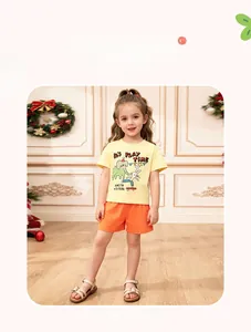 Détail de l'ensemble d'été pour filles avec t-shirt éléphant jaune et short orange