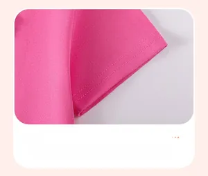 Gros plan détaillé du revers à double couture sur une robe rose tricotée pour fille