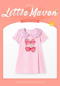 Détail d'une robe rose en coton pour fille avec col Claudine et imprimé cerises