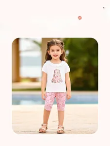 Mädchen-Sommerset mit weißem Kaninchen-T-Shirt und rosa geblümter Leggings-Anzeige
