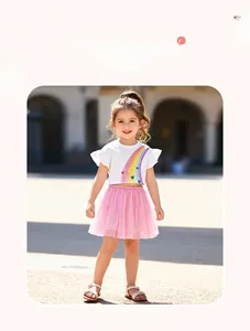 Détail de la tenue d'été pour filles avec haut arc-en-ciel et jupe en tulle rose