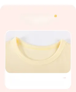 Gros plan du col côtelé à double aiguille sur un t-shirt en coton jaune pour filles