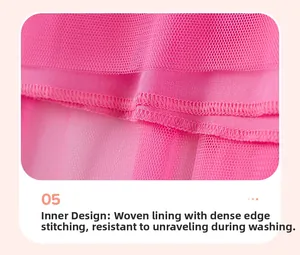 Détail de la robe en tulle rose pour fille montrant la doublure tissée et les coutures