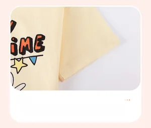 Détail macro de la manche du t-shirt en coton jaune crème avec imprimé graphique iME