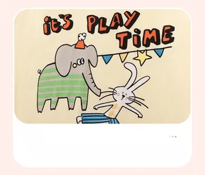 Détail macro de l'imprimé éléphant et lapin sur un haut d'été en coton pour petites filles