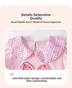 Détail du haut en coton rose pour bébé avec col cerise et motif de nœud rose
