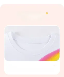 Détail de l'encolure en coton blanc avec imprimé arc-en-ciel et coutures renforcées