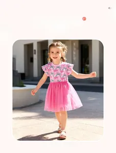 Détail de la robe rose pour filles avec épaules à volants et jupe en tulle multicouche