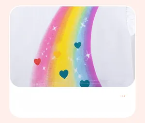 Détail de l'imprimé arc-en-ciel et cœur coloré sur un t-shirt en coton blanc pour fille