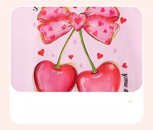 Détail du tricot de coton avec imprimés cerises-cœurs et un nœud rose décoratif