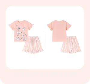 Detailansicht von Vorder- und Rückseite des Mädchen-Sets mit Katzenprint und Rüschen