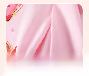 Détail de la robe d'été rose montrant les plis délicats sur le tissu en maille de coton doux