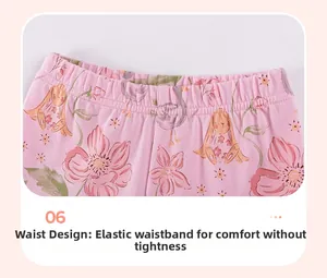 Detail der rosa Babyhose mit Blumenmuster und bequemem elastischem Hosenbunddesign