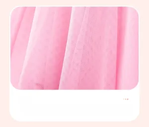 Détail de tulle rose double épaisseur avec smocks fins pour jupe en maille fille