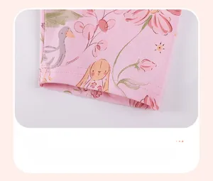 Detailaufnahme der rosa Kinderhose aus Baumwolle mit weichem Blumen- und Tierprint