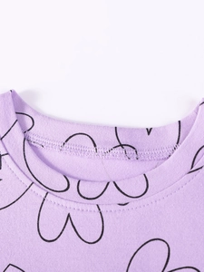 Short-sleeve purple knit dress for girls with minimalist black heart print detail