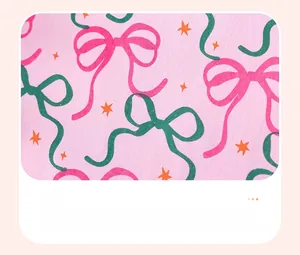 Détail macro du tissu en coton doux avec nœuds roses et étoiles sur la robe d'été