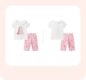 Vorder- und Rückansicht des weißen Hasen-T-Shirts und der rosa Blumenhose für Mädchen