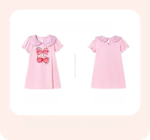 Détail recto verso d'une robe rose pour fille avec imprimé cerises et col Claudine