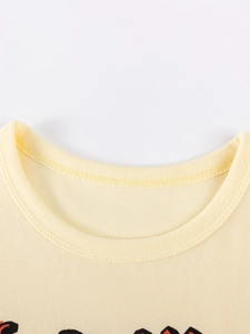 Détail du col d'un t-shirt crème en coton pour fille avec bord-côte et coutures précises