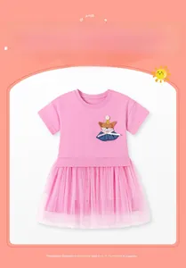 Détail d'une robe rose pour fille avec broderie renard à couronne et jupon en tulle multicouche