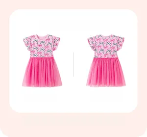 Détail du corsage rose en coton imprimé papillon et de la jupe en tulle pour robe de fille