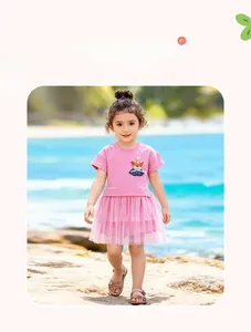 Détail de la robe tutu rose en tulle avec broderie de renard et finitions soignées