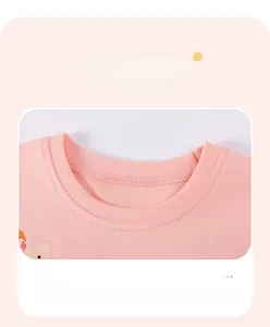 Gros plan du col de robe rose en maille côtelée douce avec des détails de couture fins