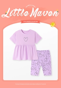 Détail du haut en coton lavande avec imprimé cœur et pantalon assorti pour petites filles
