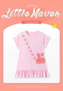 Détail de la robe rose pour fille avec poche lapin et motifs de marguerites