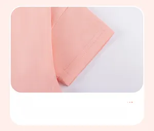 Détail de la manche d'une robe rose en coton avec coutures propres et poignets renforcés