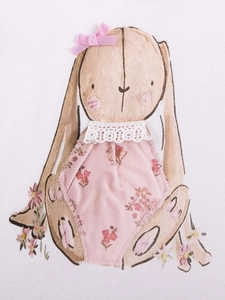 Süße Hasen-Illustration mit rosa 3D-Schleife und Spitzendetails auf weißem Baumwollset
