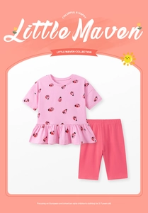 Détail d'un ensemble en coton rose pour fille avec motif coccinelle et bas volanté