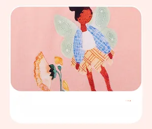 Détail de la robe rose pour filles avec motif de fée en dessin animé et impression thermique