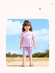 Détail d'un ensemble d'été pour filles avec t-shirt imprimé cœur lilas et legging assorti