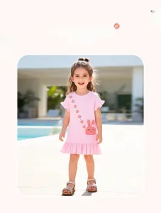 Robe rose en coton pour filles avec motifs lapins et ourlet à volants en décor extérieur